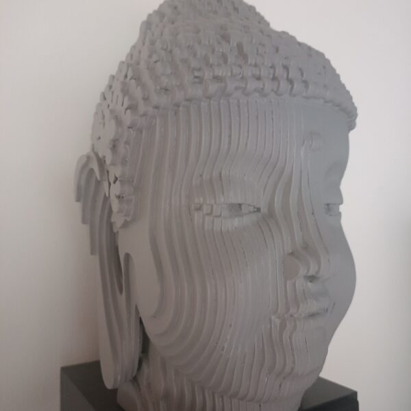 Mérete, 23 X 15 X 14 cm. 3 mm rétegelt lemezből, 51 rétegből álló lézervágott termék.