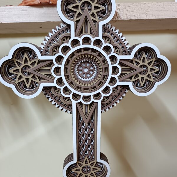 Mérete, 30 X 23 X 2 cm. 3 mm MDF lemezből, 7 rétegből álló lézervágott termék.